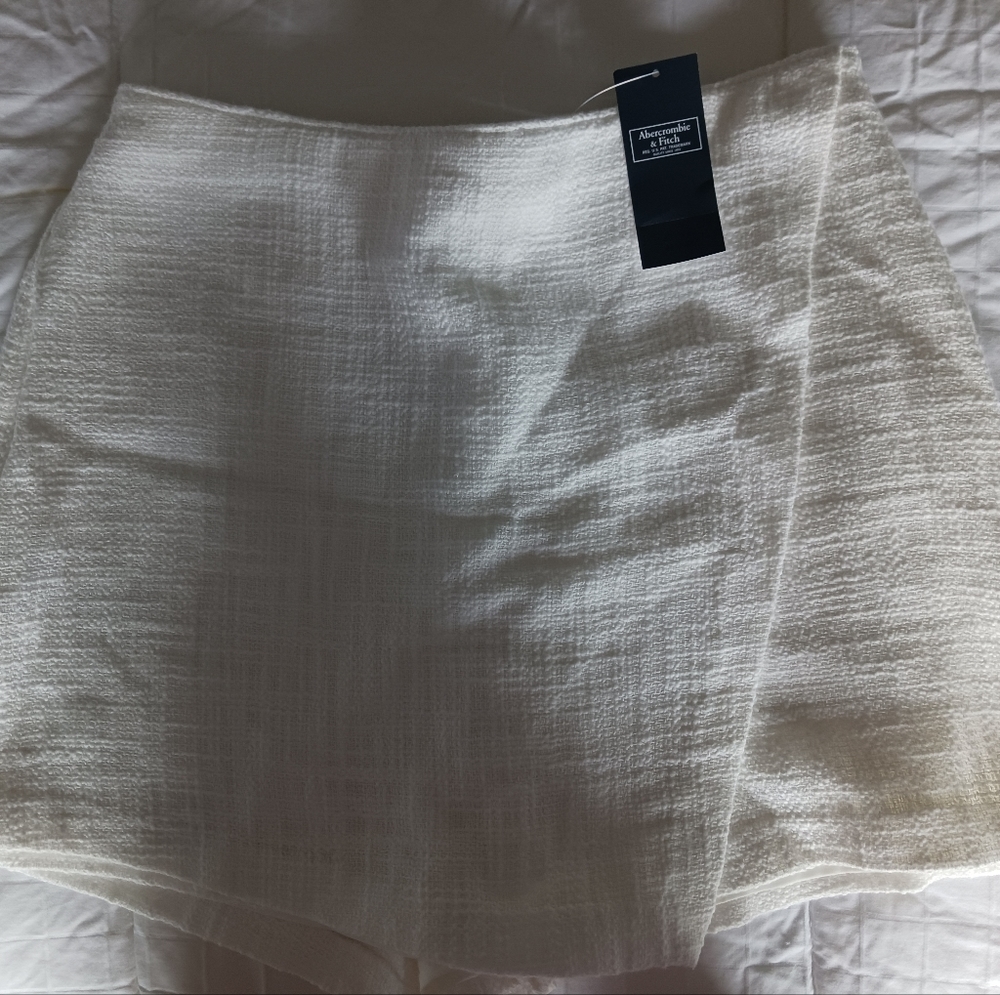 A&F white scort